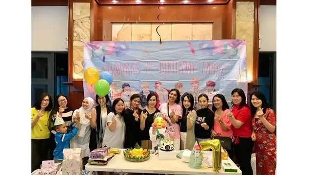 Denada menggelar pesta kejutan ini di Singapura bersama kerabat dan teman-teman dari Shakira.