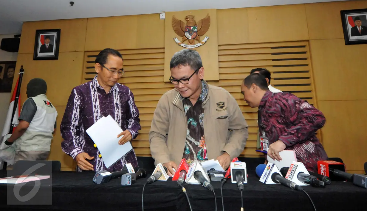 Sejumlah pimpinan KPK bergegas meninggalkan ruangan usai menggelar konferensi pers terkait Operasi Tangkap Tangan (OTT) anggota DPR RI dari Partai Hanura, Dewie Yasin Limpo di Gedung KPK, Jakarta, Rabu (21/10/2015). (Liputan6.com/Helmi Afandi)