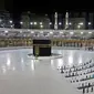 Sejumlah jemaah melaksanakan salat di depan Kakbah di Masjidil Haram, Makkah, Arab Saudi (23/6/2020). Pelaksanaan ibadah haji nantinya hanya akan diikuti oleh jemaah yang sudah berada di dalam negara tersebut. (AFP Photo/STR)