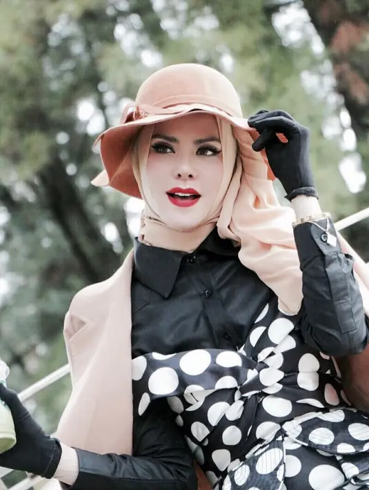 Dengan mengenakanhijabnya, Angel tetap bisa membuat penampilannya terlihat modis. Seperti ini misalnya, ia memakai topi berpita yang warnanya senada dengan kerudung yang dikenakan. Lucu banget ya? (Instagram/angellelga)