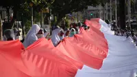 Para siswa melakukan derek bendera merah putih dalam rangka hari kemerdekaan Republik Indonesia (Arfandi Ibrahim/Liputan6.com)