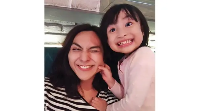 Tetap Tampil Percaya Diri, Ini 7 Pesona Dena Rachman Tanpa Makeup