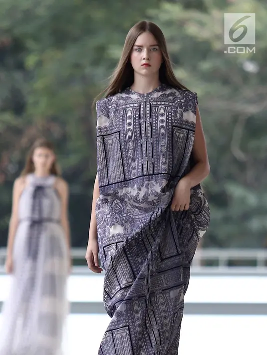 Model memeragakan busana rancangan desainer Sapto Djojokartiko di Jakarta, Kamis (20/9). Sapto memamerkan 70 busana Spring/Summer 2019 untuk merayakan 10 tahun karyanya di dunia fesyen. (Liputan6.com/Herman Zakharia)