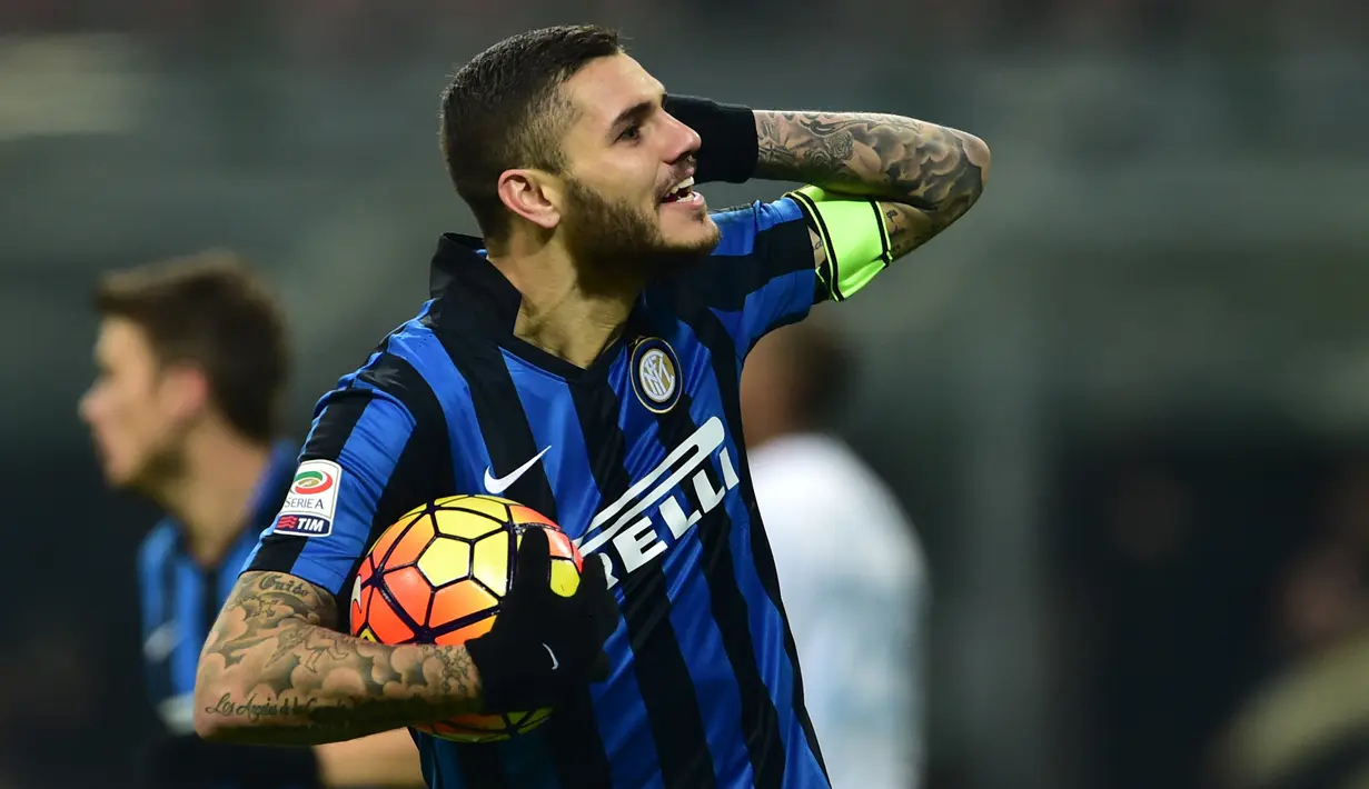 Penyerang Inter Milan, Mauro Icardi, melakukan selebrasi usai mencetak gol ke gawang Lazio pada lanjutan Serie A Italia di Stadion San Siro, Milan, (20/12/2015). Lazio menang atas Inter Milan dengan skor 2-1. (AFP/Giuseppe Cacace)