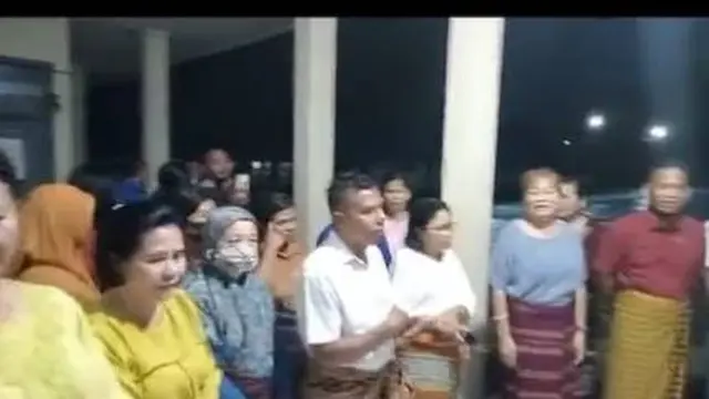 Masih Gelap Gulita, Ini 7 Potret Guru dan Murid di NTT yang Masuk Sekolah Jam 5 Pagi