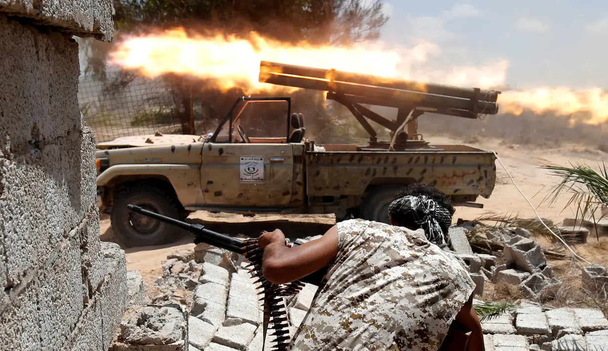 Aksi pasukan tentara Libya saat menggempur militan ISIS di Kota Sirte, Libya, (21/7). Tentara Libya bersekutu dengan pasukan PBB untuk merebut kembali kota Sirte dari tangan kelompok militan tersebut. (REUTERS/Goran Tomasevic)