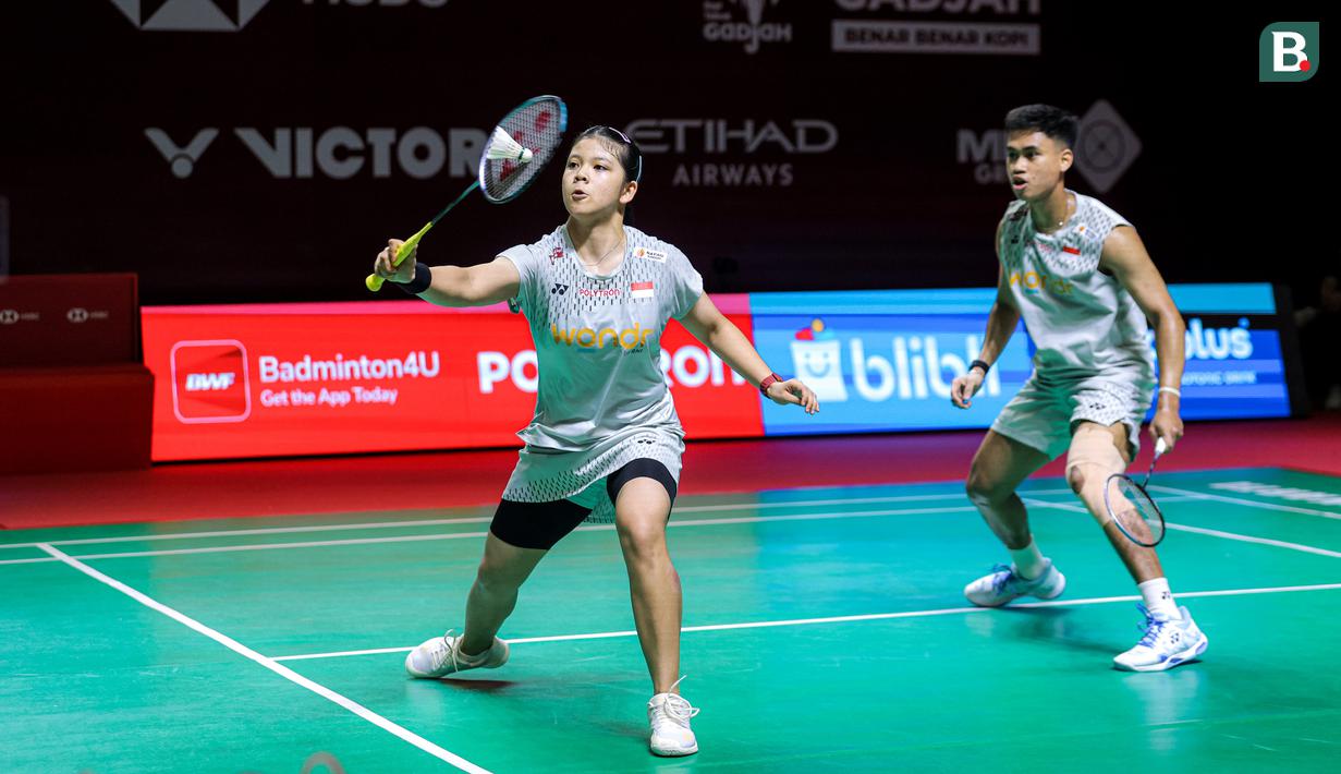 Pasangan ganda campuran Indonesia, Jafar Hidayatullah/Felisha Pasaribu berusaha mengembalikan kok ke arah wakil Korea Selatan, Kim Jae Hyeon/Jang Ha Jeong dalam babak 32 besar Indonesia Open 2026 di Istora Senayan, Jakarta, Rabu (03/06/2026). (Bola.com/Bagaskara Lazuardi)