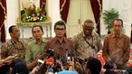 Presiden Joko Widodo menerima lima pimpinan KPK Taufiqurrahman Ruki (kedua dari kanan) bersama Indriyanto Senoadji, Johan Budi SP, Zulkarnaen dan Adnan Pandu Praja di Istana Merdeka, Jakarta Jumat (27/2/2015). (Liputan6.com/Faizal Fanani