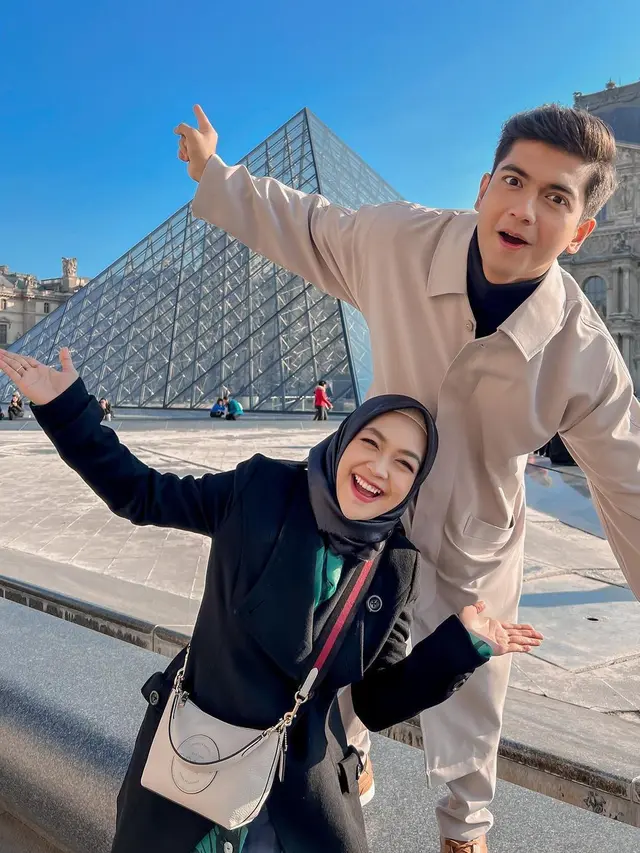 6 Potret Mesra Ria Ricis dan Teuku Ryan di Paris, Dikabarkan Hamil Anak Pertama