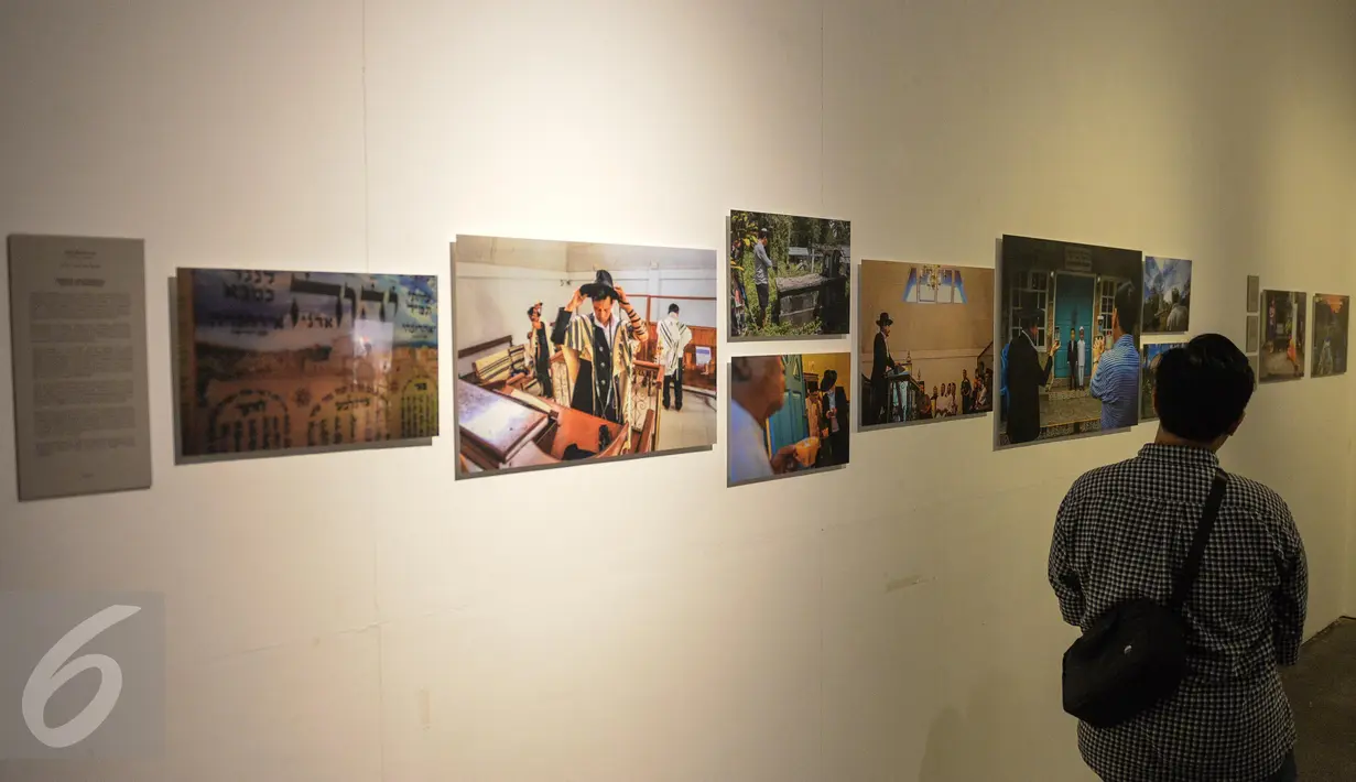 Seorang pengunjung melihat pameran Anugerah Pewarta Foto Indonesia (APFI) 2017 di Jakarta, Jumat (21/4). Ajang ini digelar oleh Pewarta Foto Indonesia (PFI) dan diikuti 410 pewarta foto dan 127 peserta Citizen Journalism. (Liputan6.com/Faizal Fanani)