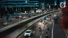 Kondisi lalu lintas di Jalan Jenderal Sudirman, Jakarta, Selasa (29/12/2020). Sejumlah jalan protokol di Jakarta akan ditutup untuk kendaraan dan orang pada malam Tahun Baru 31 Desember 2020. (Liputan6.com/Faizal Fanani)