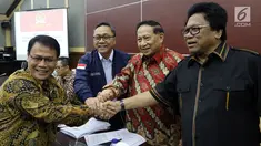 Ketua MPR Zulkifli Hasan (dua kiri) berfoto bersama calon Wakil Ketua MPR Fraksi PDIP Ahmad Basarah (kiri) dan Wakil Ketua MPR EE Mangindaan (dua kanan) serta Oesman Sapta Odang (kanan) di Kompleks Parlemen, Jakarta, Rabu (21/3). (Liputan6.com/JohanTallo)
