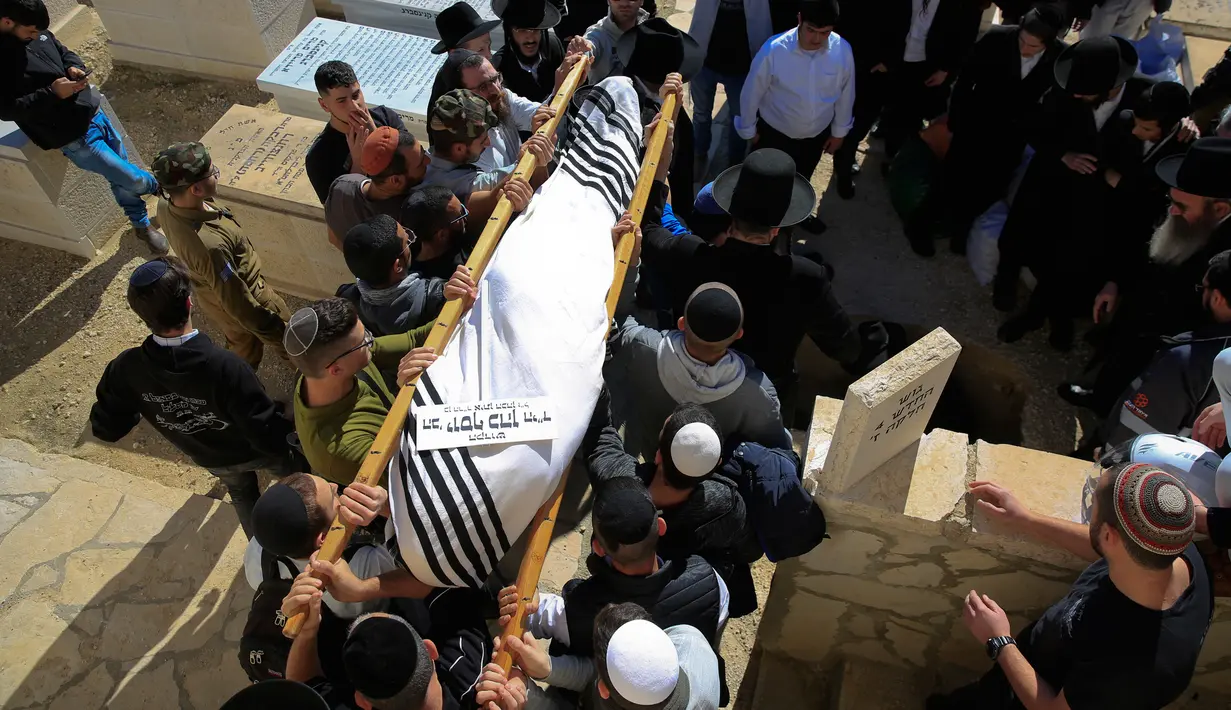 Tentara Israel memakamkan jenazah Yosef Cohen yang tewas ditembak Palestina di Mt. Zaitun, Yerusalem, Jumat (14/12). Cohen  adalah salah satu dari dua tentara Israel yang tewas ditembak pria Palestina. (AP Photo/Ariel Schalit)