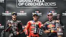 Pembalap Ducati Lenovo Marc Marquez (tengah) kian kokoh di posisi puncak klasemen pembalap MotoGP 2025. (Michal Cizek/AFP)