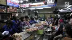Puluhan pembeli antre untuk mendapatkan kue kering untuk Lebaran di Pasar Jatinegara, Jakarta, Selasa (5/6). Meskipun Idul Fitri masih dua pekan lagi, namun toko kue kering di Pasar Jatinegara mulai diserbu pembeli. (Merdeka.com/ Iqbal S. Nugroho)