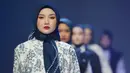 Mengusung tema “Essential Lab: Crafting the Future of Modest Fashion for Every Lifestyle” JMFW akan menampilkan berbagai event, yakni peragaan busana, pameran dagang, talkshow dan workshop serta business matching dan networking. Tampak dalam foto, model-model memamerkan karya desainer mode Indonesia Dama Kara selama Jakarta Muslim Fashion Week, Kamis 6 November 2025. (AP Photo/Tatan Syuflana)