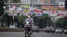 Kendaraan melintas di bawah Jembatan Penyeberangan Orang (JPO) yang tertutup oleh alat peraga kampanye (APK) Pemilu 2024 di Jakarta, Rabu (27/12/2023). (Liputan6.com/Angga Yuniar)