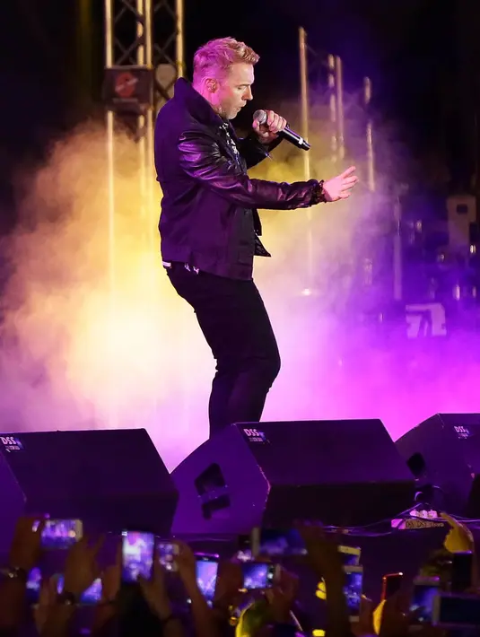 Pada akhir penampilannya di Prambanan Jazz Festival 2018, Boyzone membawakan dua lagu berjudul “A Different Beat” dan “ Life Is A Rollercoaster”. (Bambang E. Ros/Bintang.com)