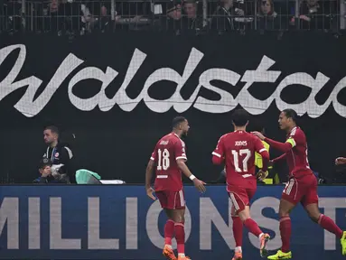 Bek Liverpool asal Belanda, Virgil van Dijk (kedua dari kanan) merayakan golnya pada matchday 3 Liga Champions 2025/2026 melawan Eintracht Frankfurt di Stadion Deutsche Bank Park, Frankfurt, Jerman, pada Rabu 22 Oktober 2025 waktu setempat atau Kamis (23/10/2025) dini hari WIB. (Kirill KUDRYAVTSEV/AFP)