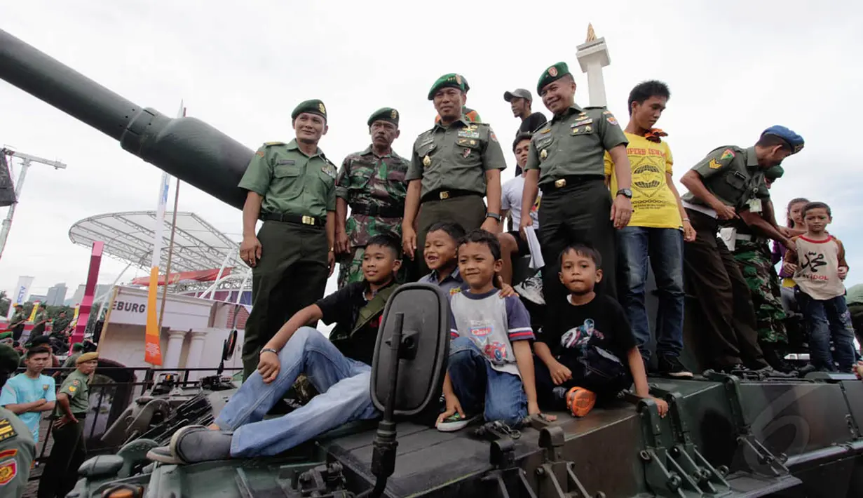 Wakil KSAD Letjen TNI M Munir (tengah) saat berfoto bersama di atas sebuah tank usai membuka pameran alutsista, Jakarta, Jumat (12/12/2014). (Liputan6.com/Faizal Fanani) 