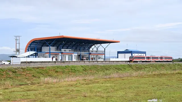 Presiden Joko Widodo (Jokowi) didampingi Menteri Perhubungan Budi Karya Sumadi meresmikan pengoperasian kereta api Makassar – Parepare lintas Maros-Barru pada Rabu 29 Maret 2023. Kereta api yang diresmikan ini merupakan kereta api pertama di Sulawesi. (Do