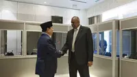 Menteri Pertahanan (Menhan) Prabowo Subianto bertemu Menhan Amerika Serikat Lloyd J Austin III di Singapura, Jumat (2/6/2023). (Istimewa)