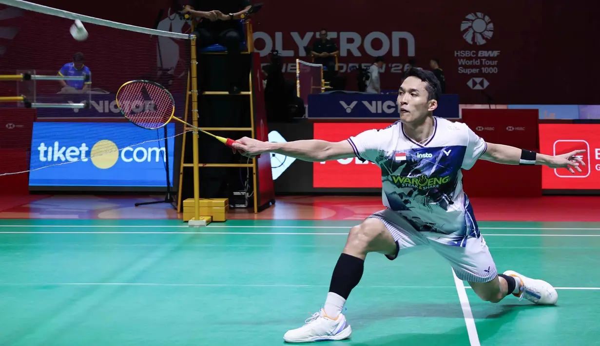 Pebulu tangkis tunggal putra Indonesia Jonatan Christie berusaha mengembalikan kok ke arah Jia Heng Jason The (Singapura) pada babak 32 besar Indonesia Open 2026 di Istora Senayan, Jakarta, Selasa (2/6/2026). (Bola.com/M Iqbal Ichsan)
