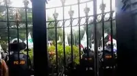 VIDEO: Demonstran Dekati Istana, Paspampres Buat Pagar Betis