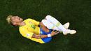 Pemain Brasil, Neymar mengerang kesakitan setelah mendapat sleding dari Valon Behrami saat Brasil melawan Swiss pada penyisihan Grup E Piala Dunia 2018 di Rostov Arena, Rostov-On-Don, Rusia, Minggu (17/6). (Permata Samad/AFP)