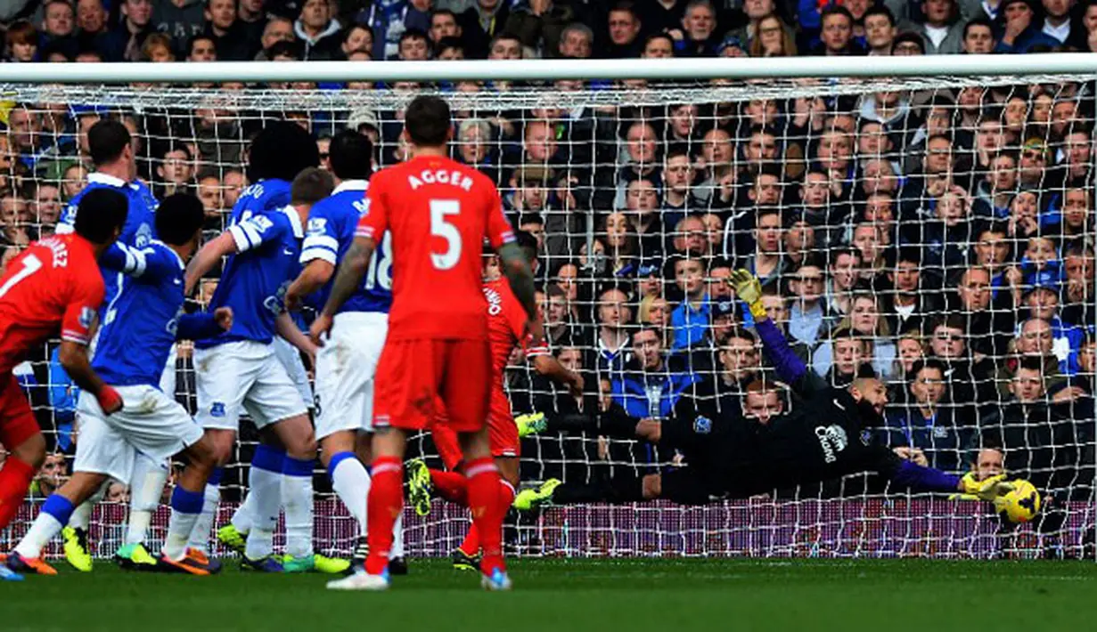 Tendangan bebas Luis Suarez menjebol gawang Everton pada pertandingan sepak bola Liga Inggris antara Everton melawan Liverpool di Goodison Park, Liverpool, Sabtu (23/11/2013). (AFP/Paul Ellis)