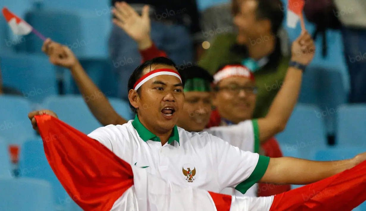 Semangat suporter Timnas Indonesia mendukung negaranya melawan Vietnam pada semifinal Piala AFF 2016 di Stadion My Dinh, Hanoi, Kamis (7/12/2016). (Bola.com/Peksi Cahyo) 