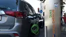 Mobil listrik sedang diisi daya di sebuah stasiun pengisian daya umum di Wina, Austria (14/7/2020). Menurut Asosiasi Federal Austria untuk Mobilitas Listrik, 4.805 mobil bertenaga listrik penuh telah didaftarkan di Austria hingga akhir Juni tahun ini, atau 4,3 persen dari seluruh pendaftaran mobil b