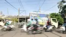 Kendaraan melintasi perlintasan kereta api di Jalan Duri Kosambi Raya, Jakarta, Rabu (15/1/2020).  Warga setempat membangun palang secara swadaya dan mengatur lalu lintas akibat perlintasan kereta dekat  Stasiun Rawa Buaya tersebut belum dipasang palang pintu otomatis. (merdeka.com/Iqbal Nugroho)