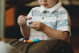 Ilustrasi anak autis. Sumber foto: unsplash.com/Caleb Woods.