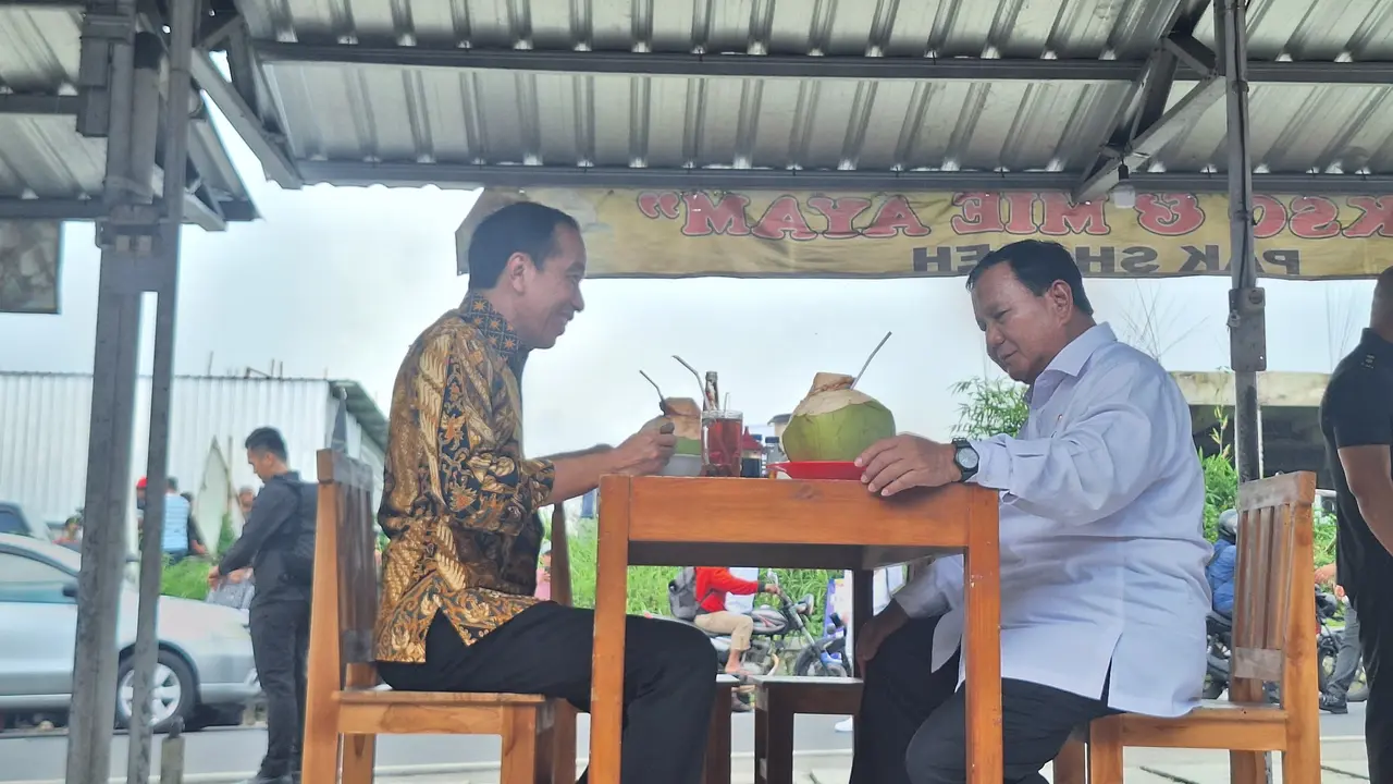 Presiden Joko Widodo (Jokowi) dan Menteri Pertahanan sekaligus calon presiden (capres) nomor urut 2, Prabowo Subianto, makan bakso di Pasar Desa Bandongan Magelang, Jawa Tengah, Senin (29/1/2024). (Liputan6.com/Lizsna Egaham)