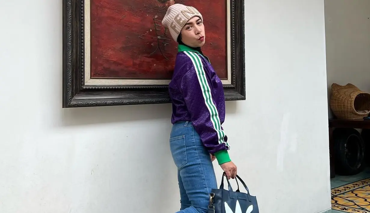 Meski begitu, Melly Goeslaw mengaku masih kurang turun 2 kg lagi dari target yang diinginkannya. Dirinya juga mengungkapkan mengenai ukuran jeans dan baju barunya yang turut berubah. (Liputan6.com/IG/@melly_goeslaw)