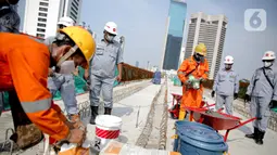Pekerja mengecek perlintasan LRT di jembatan bentang panjang Dukuh Atas, Jakarta, Rabu (11/11/2020). Jembatan bentang panjang hari ini melakukan pengecoran terakhir panjangnya 128 meter. pekerjaan ini menandai selesainya pengerjaan lintasan atas LRT Jabodebek tahap I. (Liputan6.com/Faizal Fanani)