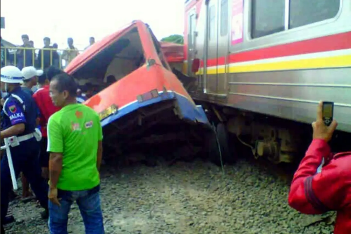 Commuter Line Tabrak Metromini di Muara Angke, 13 Orang Tewas