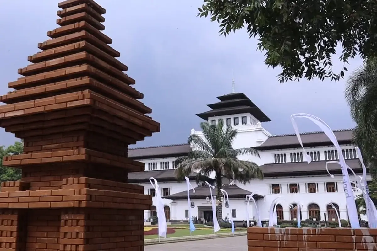 Pagar Gedung Sate diubah menjadi arsitektur tradisional menyerupai candi (Istimewa)