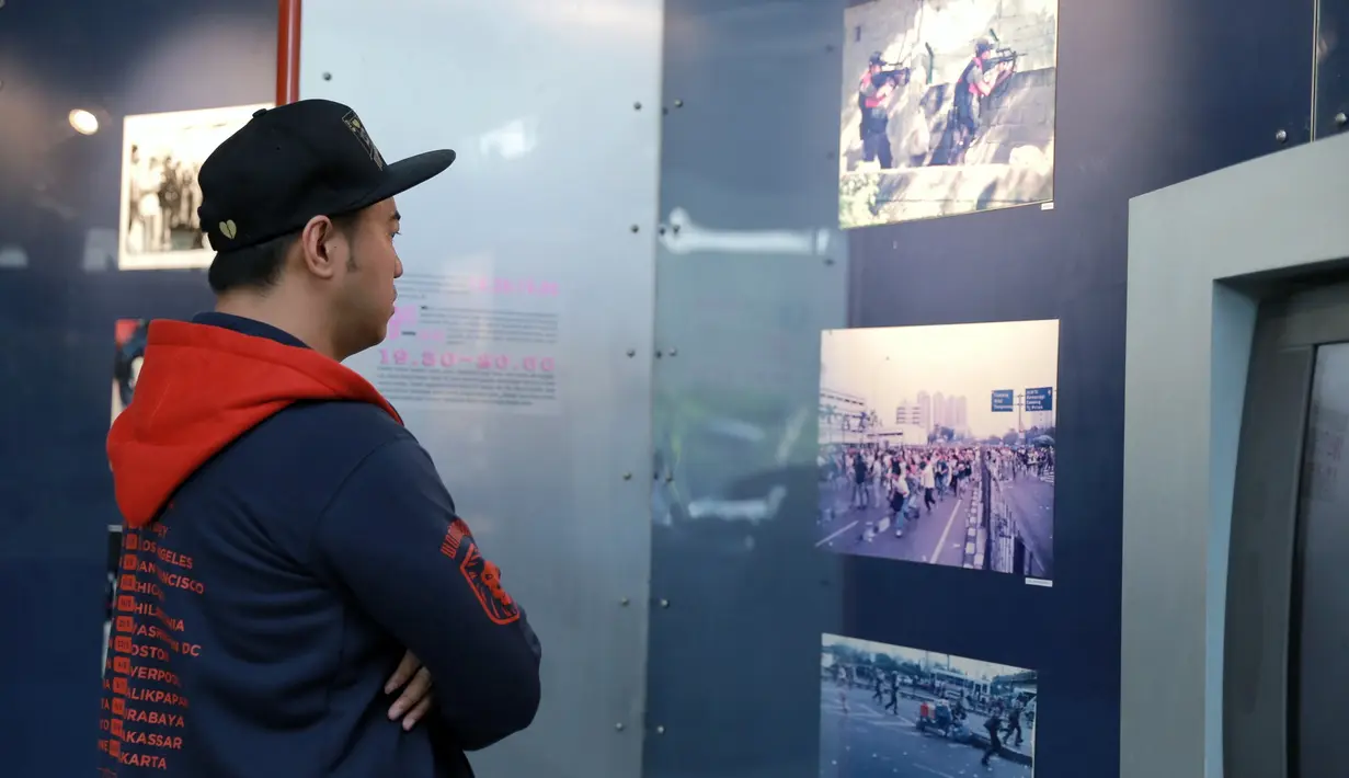 Selesai mengisi acara, beberapa mahasiswa melakukan diskusi terkait isu nasional yang terjadi dan dijadikan materi lawakan. Pandji Pragiwaksono mengaku senang melihat anak muda memperhatikan soal isu-isu penting nasional. (Adrian Putra/Bintang.com)