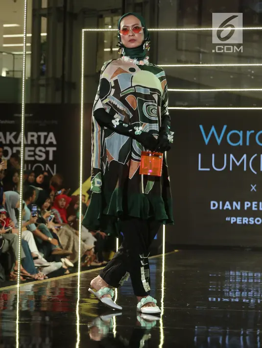 Model membawakan busana rancangan Wardah LUM (INA) x Dian Pelangi saat Jakarta Modest Fashion Week di Gandaria City, Jakarta, Minggu (29/7). Dian Pelangi mengangkat tema 'Persona'. (Liputan6.com/Herman Zakharia)
