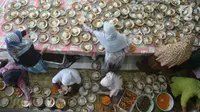 Sejumlah ibu menyiapkan menu buka puasa di masjid Jogokariyan, Jalan Jogokariyan Yogyakarta, Senin (21/5). Ribuan menu tersebut disiapkan untuk warga yang berbuka puasa sekaligus berkunjung ke "Kampoeng Ramadhan Jogokariyan". (Liputan6.com/Gholib)