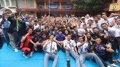 Pembalap rookie Prima Pramac Racing, Toprak Razgatlioglu, foto bersama siswa SMK Negeri 39 Jakarta, Cempaka Putih, Jakarta Pusat, Selasa (20/1/2026). (Bola.com/M Iqbal Ichsan)