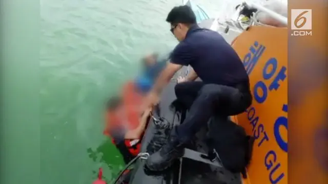 Sebuah kapal wisata terbalik karena mengalami kerusakan mesin. Selurun penumpang dan pengemudi berhasil diselamatkan penjaga pantai.
