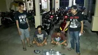 Tersangka pemilik bubuk petasan dan petasan siap ledak ditangkap polisi Kebumen. (Foto: Liputan6.com/Muhamad Ridlo)