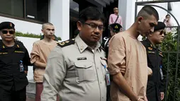 Dua tersangka pemboman Yusufu Mieraili dan Bilal Mohammed tiba di Pengadilan militer, Thailand (24/11). Seorang pengacara mengatakan Pengadilan memberikan sepuluh tuduhan terhadap dua tersangka. (REUTERS/Chaiwat Subprasom)