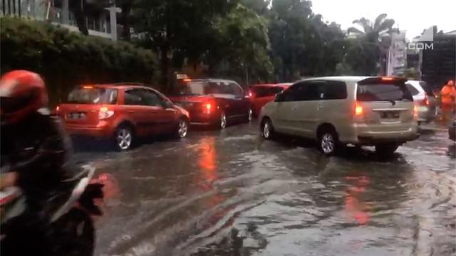 Jakarta hujan deras disertai angin kencang sejak siang hingga sore hari. Akibatnya kawasan Kemang, Jakarta Selatan mengalami banji.