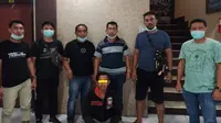 Timsus Street Hunter Polres Gorontalo Kota menangkap seorang pemuda yang menyebarkan isu meresahkan terkait pandemi virus corona (Covid-19). (Liputan6.com/ Arfandi Ibrahim)