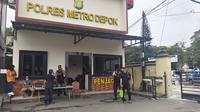 Anggota Polres Metro Depok berjaga usai kejadian bom bunuh diri di Polsek wilayah Bandung. (Liputan6.com/Dicky Agung Prihanto)