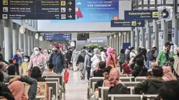 Suasana calon penumpang kereta api jarak jauh di Stasiun Pasar Senen, Jakarta Pusat, Minggu (17/7/2022). PT KAI mulai hari ini kembali memberlakukan syarat wajib bagi penumpang kereta jarak jauh, antara lain tes PCR bagi yang baru vaksin pertama dan tes antigen untuk vaksin kedua sebagai langkah mencegah penyebaran Covid-19. (merdeka.com/Iqbal S Nugroho)